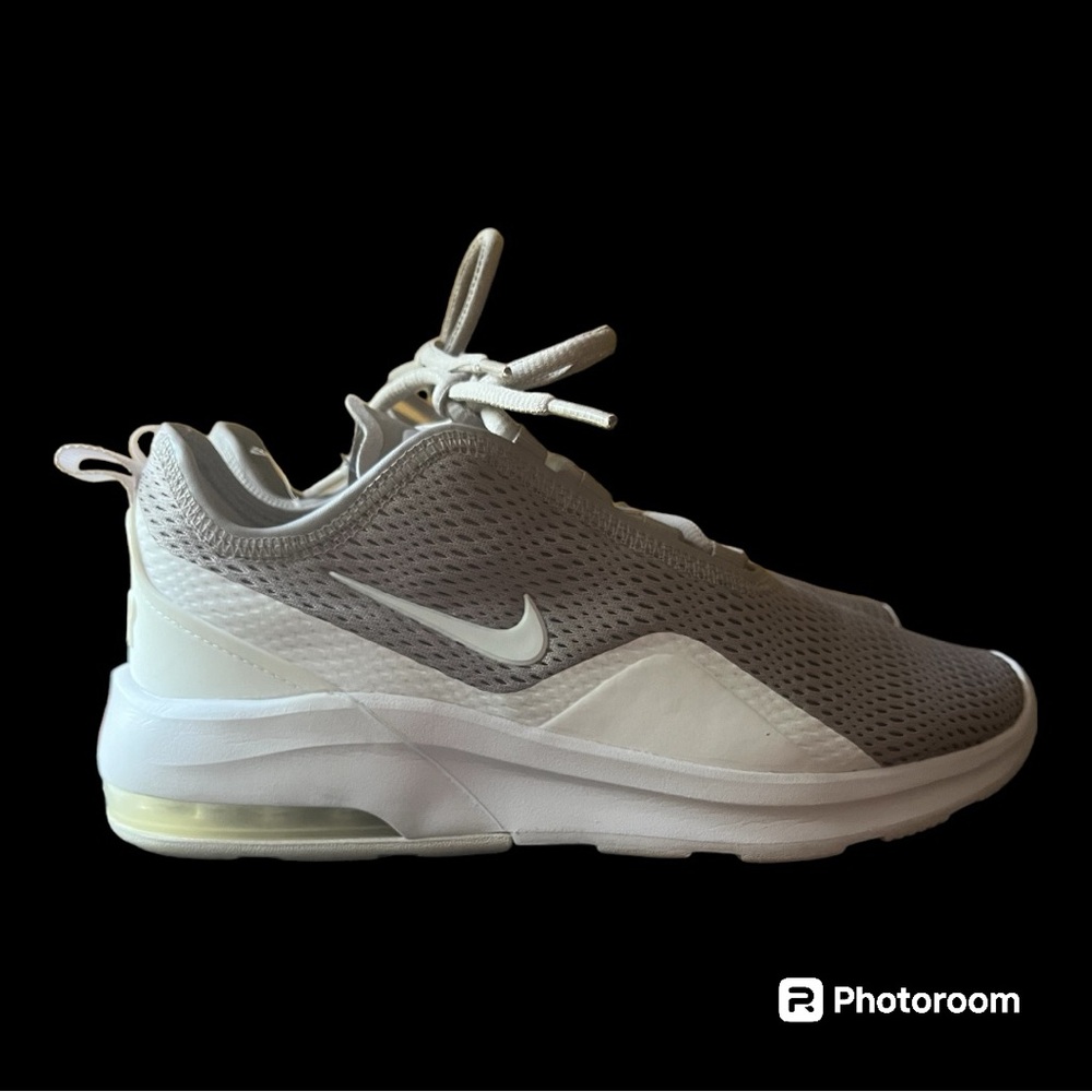 Nike Air Max Motion 2 gray and White with air pocket
